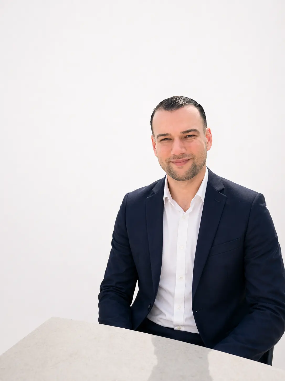 mr. Ibrahim Akkaya op kantoor